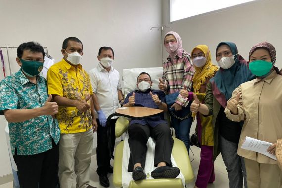 Anggota DPR RI Menerima Suntikan Sel Deindritik Vaksin Nusantara di RSPAD - JPNN.COM