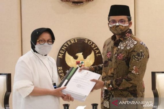 Abdul Latif Imron Serahkan Berkas Gelar Pahlawan Nasional Syaichona Kholil kepada Risma - JPNN.COM