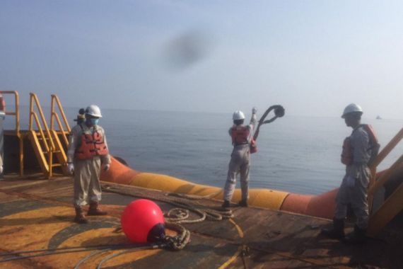 Pertamina Bersihkan Tebaran Minyak di Pesisir Pantai Karawang - JPNN.COM