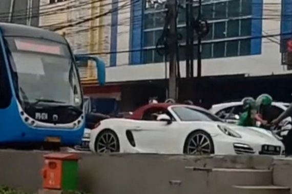 Viral Lantaran Terabas Jalur TransJakarta, Pengemudi Porsche Putih Ditangkap Polda Metro Jaya - JPNN.COM