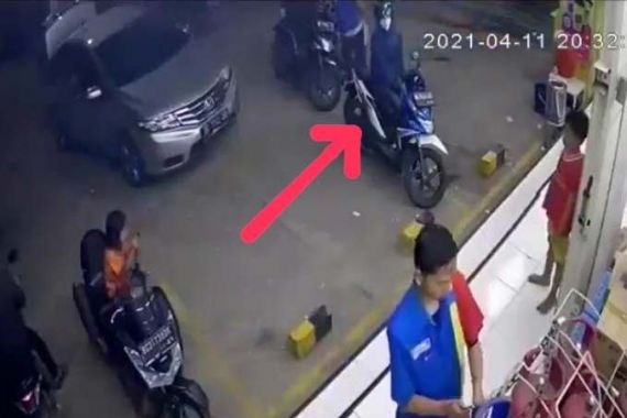 Sepeda Motor Mbak Yuni Digasak Maling, Tuh Pelakunya Terekam CCTV - JPNN.COM