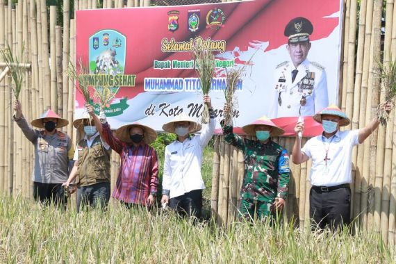 Mendagri Tito Sampai Turun ke Sawah Melihat Gagasan Irjen Iqbal - JPNN.COM