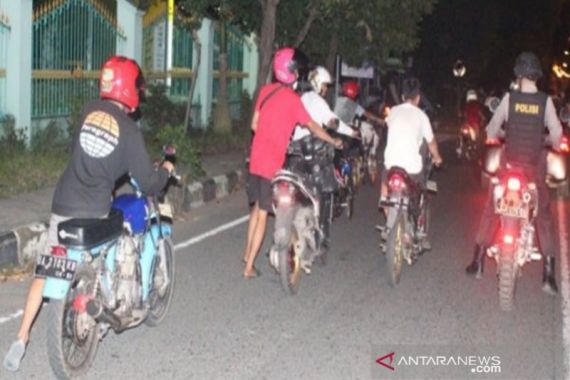 Puluhan Pembalap Liar Disuruh Dorong Motor ke Kantor Polisi, Rasain - JPNN.COM