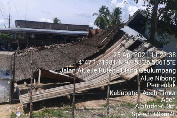 Diterjang Angin Puting Beliung, Belasan Rumah Warga di Aceh Timur Rusak - JPNN.COM
