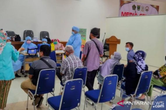 Pemda Siapkan Vaksinasi untuk Lansia di Masjid - JPNN.COM