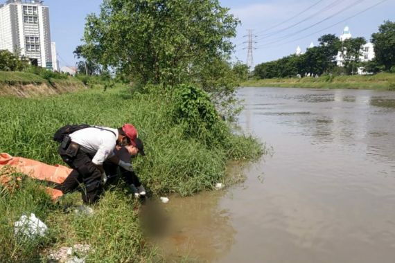 Tepergok Saat Mencuri Motor, FJ Ceburkan Diri ke Kali Jagir, Begini Jadinya - JPNN.COM