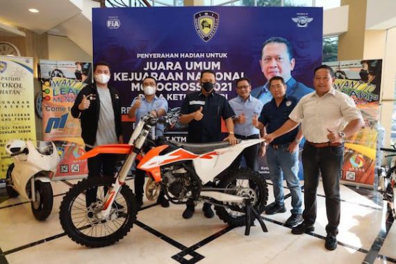 IMI Terima Motor Trail KTM 125 SX Untuk Juara Umum Kejurnas Motocross 2021 Piala Ketua MPR RI - JPNN.COM