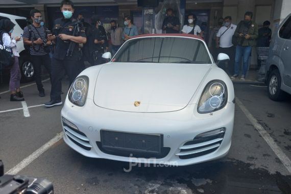 Terungkap, Sosok Pengemudi Porsche yang Menerobos Jalur TransJakarta, Oh Ternyata - JPNN.COM