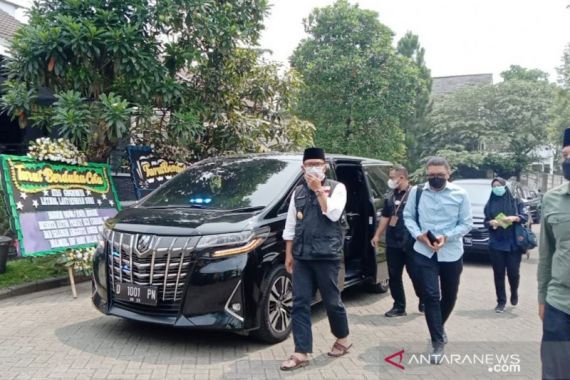 Gubernur Ridwan Kamil Menyambangi Rumah Letkol Irfan Suri, Bawa Uang Sebanyak Ini - JPNN.COM