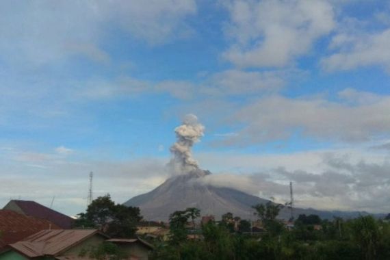 Hari Ini Sinabung 2 Kali Erupsi, Semburkan Abu Vulkanik Setinggi 1.000 Meter - JPNN.COM