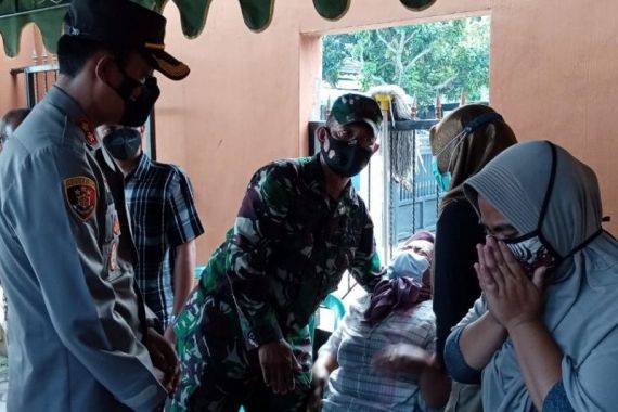 Bupati Menyambangi Rumah Keluarga Korban KRI Nanggala 402, Disambut Tangis Histeris - JPNN.COM