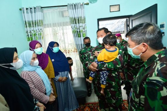 KSAL Kunjungi Keluarga Letkol Irfan Suri Korban KRI Nanggala-402 - JPNN.COM