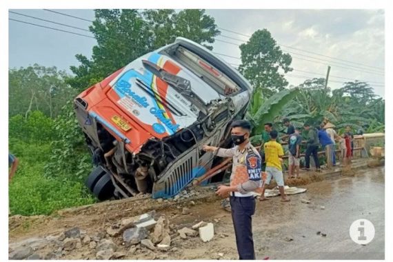 Bus Rosalia Indah Senggolan dengan Truk di Mesuji, 1 Orang Tewas, Begini Kondisinya - JPNN.COM