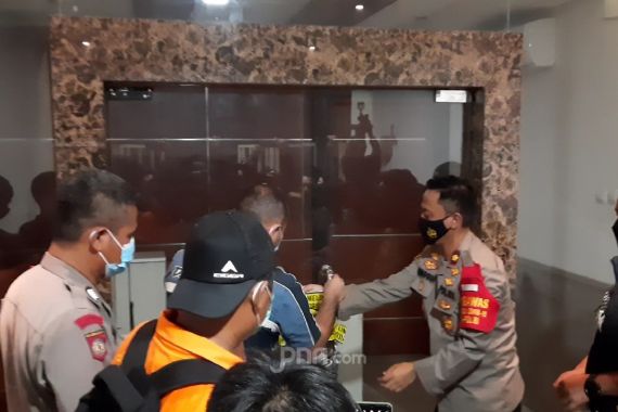 6 Jam Geledah Bekas Markas FPI, Polisi Angkut 4 Kontainer Barang Bukti - JPNN.COM