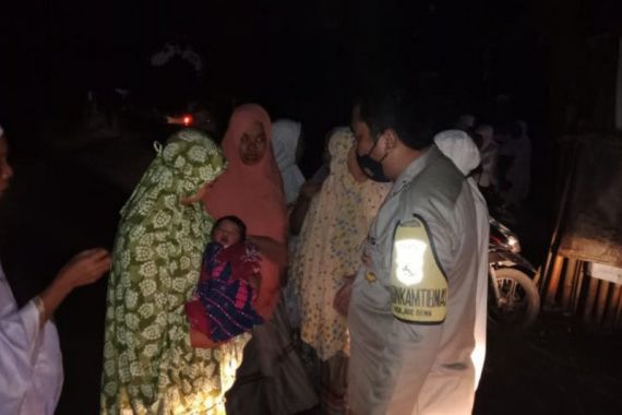 Pulang dari Masjid, Emak-Emak Dikejutkan Suara Tangisan Bayi dari Berugak, Geger - JPNN.COM
