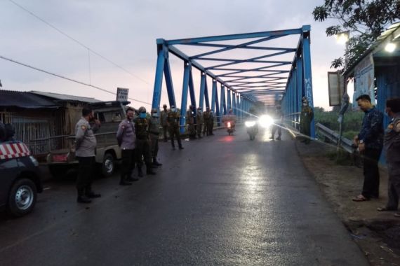 Puluhan Petugas Gabungan Bersiaga di Jembatan Baru Batujaya, Ada Apa? - JPNN.COM