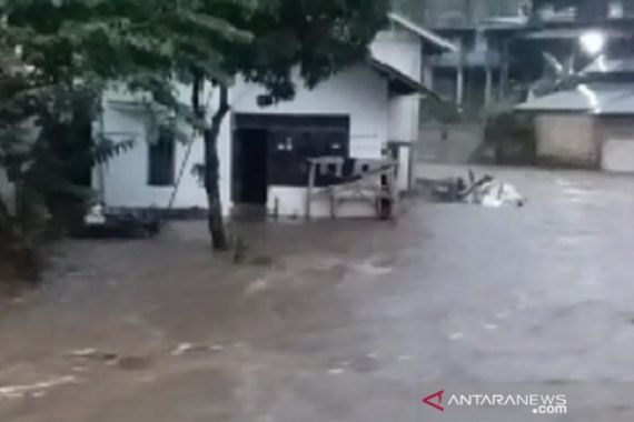 Sukabumi Diterjang Banjir dan Longsor, Petugas Gabungan Sudah Bergerak - JPNN.COM