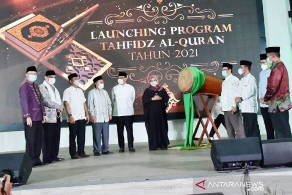 Malam Nuzululquran, Ade Yasin Membagikan Insentif Rp 1,7 Miliar untuk Hafiz - JPNN.COM