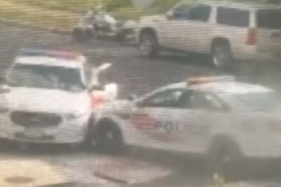 2 Mobil Polisi Balapan, Bruk! 1 Menabrak Pagar Rumah Warga, Sisanya Lebih Parah - JPNN.COM
