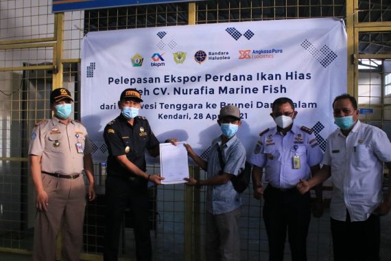 Bea Cukai Kendari Fasilitasi Ekspor Perdana Ikan Hias ke Brunei Darussalam - JPNN.COM