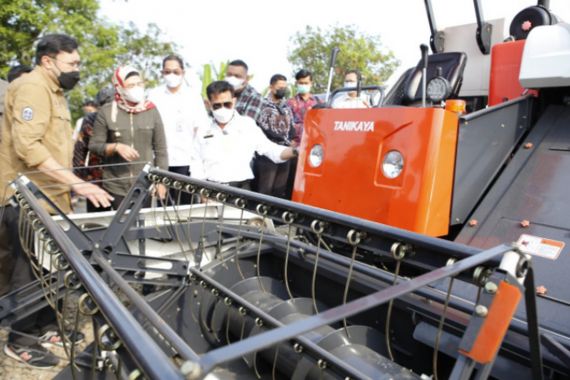 Tindak Lanjut Kunjungan Kerja Jokowi, Mentan Serahkan Bantuan Alsintan di Indramayu - JPNN.COM
