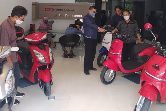 Rakata Indonesia Meluncurkan Motor Listrik Harian, Harganya Mulai Rp 15,6 Juta - JPNN.COM
