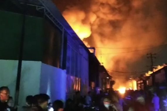 Kebakaran Hanguskan Sebuah Pabrik di Kalideres, Apinya Besar Banget - JPNN.COM