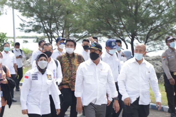 Adilla Azis Dampingi Sakti Wahyu Trenggono Kunjungi Pelabuhan Perikanan Nusantara - JPNN.COM