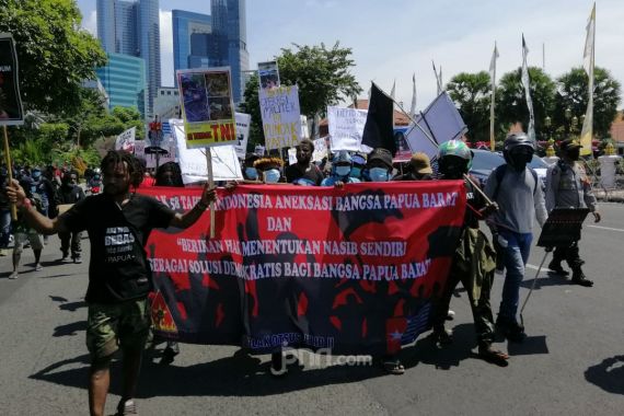 Mahasiswa Papua Gelar Aksi di Surabaya, Diadang Massa Pimpinan Stanley, Panas! - JPNN.COM