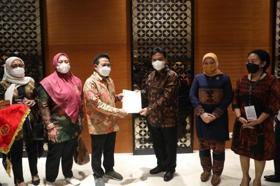 Menaker Ida Fauziyah Memfasilitasi Tuntutan Apindo dan Serikat Pekerja Soal Pengesahan RUU PKS - JPNN.COM