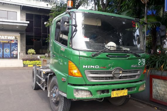 Bocah 12 Tahun Kendarai Truk Trailer, Hino Indonesia Beri Peringatan - JPNN.COM