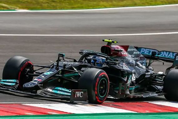 Beda Tipis dari Lewis Hamilton, Valtteri Bottas Start Paling Depan di Portugal - JPNN.COM