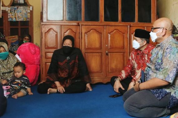 Anak-anak Almarhum Letda Laut (T) Rintoni Menerima Tabungan Rp 100 Juta - JPNN.COM