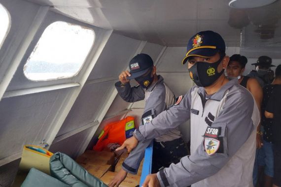 TNI AL Sita Miras Ilegal di Dua Kapal Penumpang Manado-Talaud - JPNN.COM