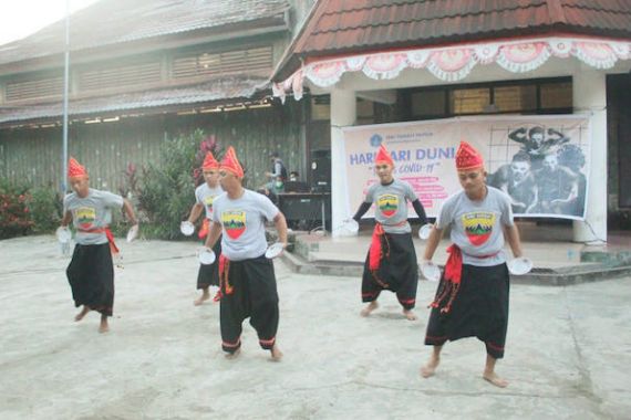 Keren, TNI Ikut Memeriahkan Hari Tari Dunia di Papua, Nih Penampakannya - JPNN.COM