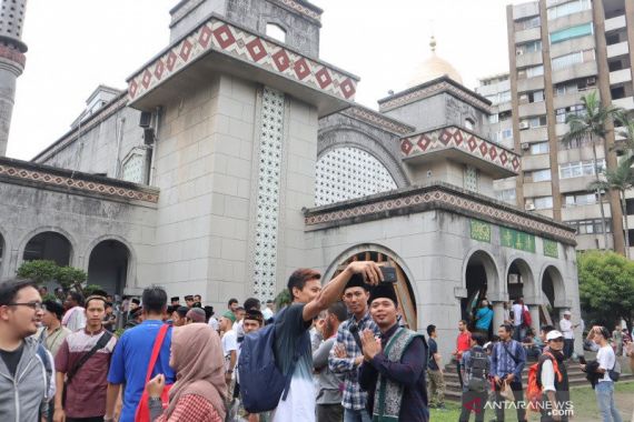 Klaster Baru COVID-19, Tidak Ada Salat Idulfitri di Masjid Agung - JPNN.COM