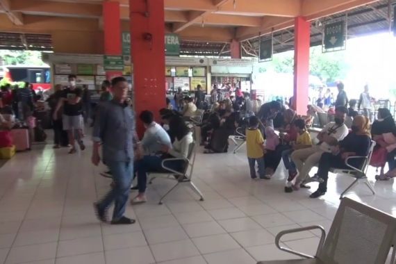 Jelang Larangan Mudik 2021, Terminal Bus Kampung Rambutan Diserbu Ribuan Orang - JPNN.COM