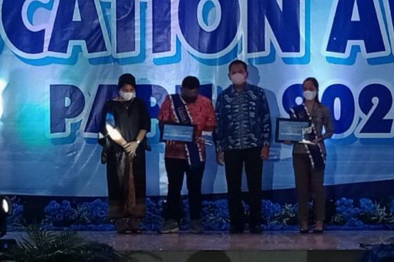 Dua Guru Korban KKB Mendapatkan Penghargaan Education Award 2021 - JPNN.COM