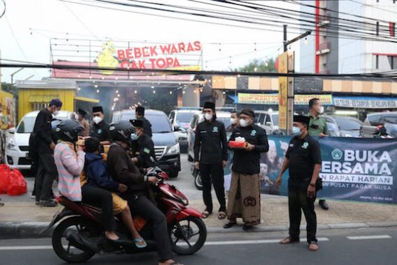 Pagar Nusa Berbagi Takjil Kepada Sopir Angkot dan Pengguna Jalan - JPNN.COM