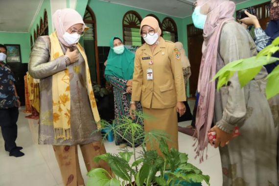 Ida Fauziah Tinjau Kelompok Wirausaha yang Mampu Bertahan di Masa Pandemi - JPNN.COM
