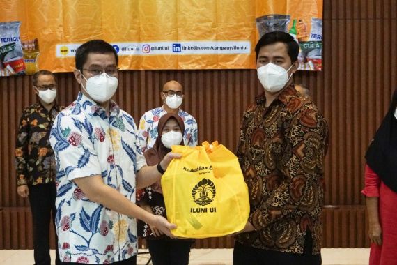 ILUNI UI Berbagi 1.700 Paket Sembako Ramadan - JPNN.COM