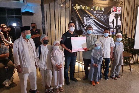 Komunitas Ducati Indonesia Berbagi Kebahagiaan Bersama Anak Yatim Piatu - JPNN.COM