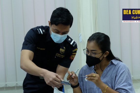 Memberantas Rokok Ilegal, Bea Cukai Gencar Sosialisasi Cara Identifikasi Pita Cukai - JPNN.COM