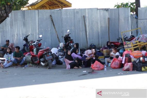 Ratusan Pemudik Telantar di Pelabuhan Jangkar, Ada yang Sudah 3 Hari Mengantre - JPNN.COM
