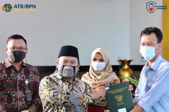 Serahkan Sertifikat Tanah, Wakil Ketua Komisi II DPR Ajak Masyarakat Manfaatkan PTSL - JPNN.COM