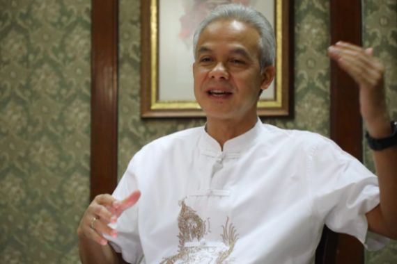 Puji Gibran dan Bobby Nasution, Ganjar: Hati-Hati, Jangan Sampai Pejabat Minta Parsel - JPNN.COM