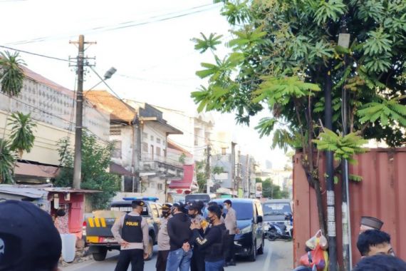 Densus Geledah Markas Eks FPI di Makassar, Banyak Barang yang Diamankan - JPNN.COM