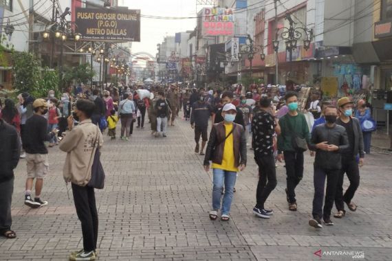 Warga Padati Jalan Dalem Kaum Bandung, di Mana Petugas Keamanan? - JPNN.COM