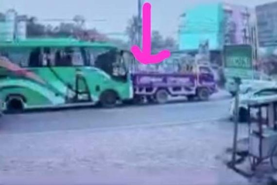 Detik-Detik Mbak Lesi Maryati Tewas Terjepit Bus dan Truk, Terekam CCTV, Videonya Viral - JPNN.COM