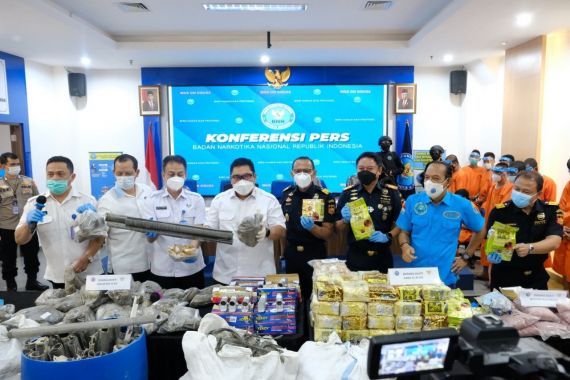 Jaga Pesisir Sumatera dari Barang Ilegal, Bea Cukai Selamatkan Kerugian Negara Miliaran Rupiah - JPNN.COM